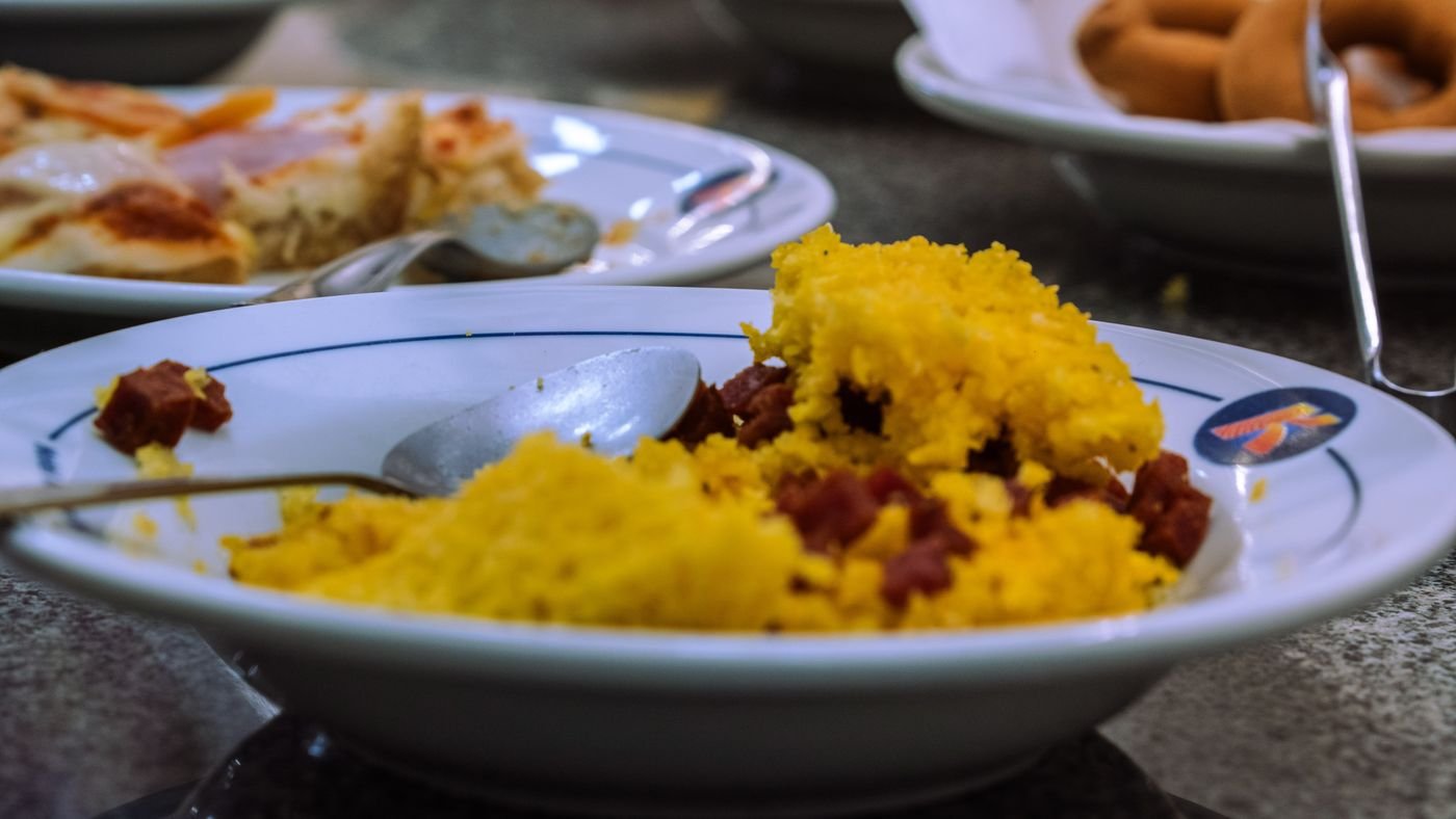 Cuscuz com linguiça servido no café da manhã
