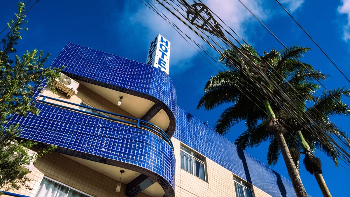Fachada azul do Hotel Katraca Palace em Vitória da Conquista